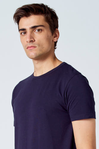 T-shirt bleu de Le Fabuleux Marcel de Bruxelles, porté par un homme aux cheveux bruns sur un fond blanc.