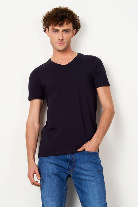 Zwart T-shirt van Le Fabuleux Marcel de Bruxelles, gedragen met blauwe jeans, voor een casual look.
