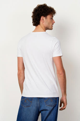 T-shirt blanc de Le Fabuleux Marcel de Bruxelles, uni à manches courtes, dos sur homme en jean bleu.