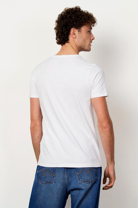 T-shirt blanc de Le Fabuleux Marcel de Bruxelles, uni à manches courtes, dos sur homme en jean bleu.