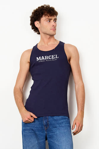 Débardeur côtelé bleu de Le Fabuleux Marcel de Bruxelles avec inscription blanche 'MARCEL' sur la poitrine et détail de drapeau à l'encolure.