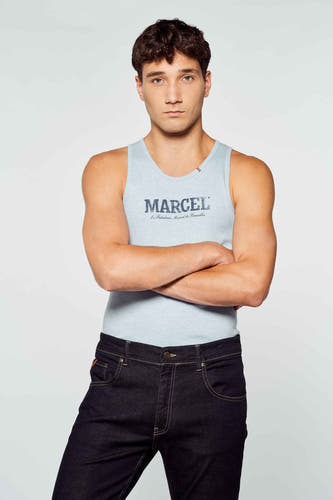 T-shirt bleu de Le Fabuleux Marcel de Bruxelles, porté avec des jeans foncés.