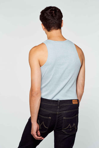 T-shirt bleu de Le Fabuleux Marcel de Bruxelles, porté avec des jeans noirs à des surures jaunes, dos.