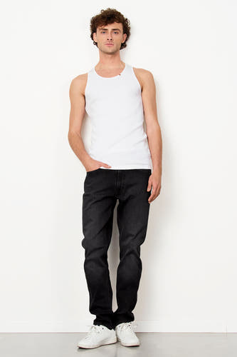 T-shirt blanc de Le Fabuleux Marcel de Bruxelles, porté avec des jeans foncés, vu de derrière.