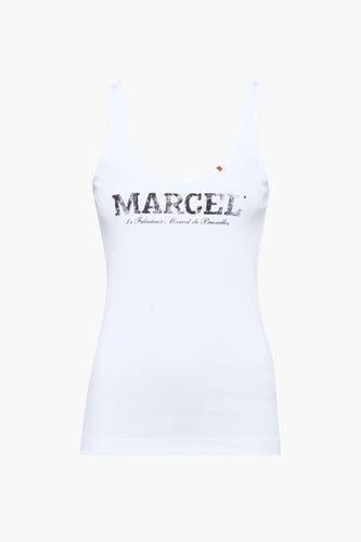 T-shirt blanc de Le Fabuleux Marcel de Bruxelles avec une impression textuelle sur la poitrine.