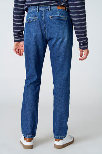 Jean bleu 7/8 en denim de Le Fabuleux Marcel de Bruxelles, avec des poches arrière et un haut rayé.
