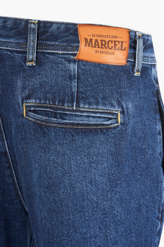 Jean en denim bleu 7/8 de Le Fabuleux Marcel de Bruxelles, avec détail de poche arrière et boucles de ceinture.