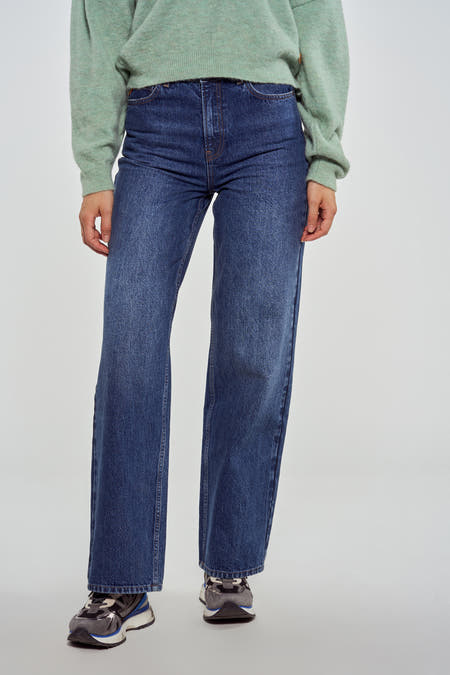 Jean délavé bleu marine de Le Fabuleux Marcel de Bruxelles, avec des surpiqures contrastantes et un patch logo.