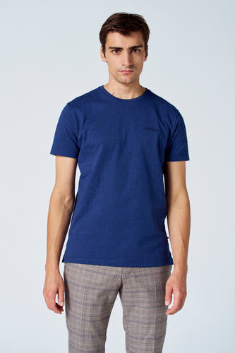 T-shirt bleu de Le Fabuleux Marcel de Bruxelles, à manches courtes, porté avec un pantalon à carreaux, vue arrière.