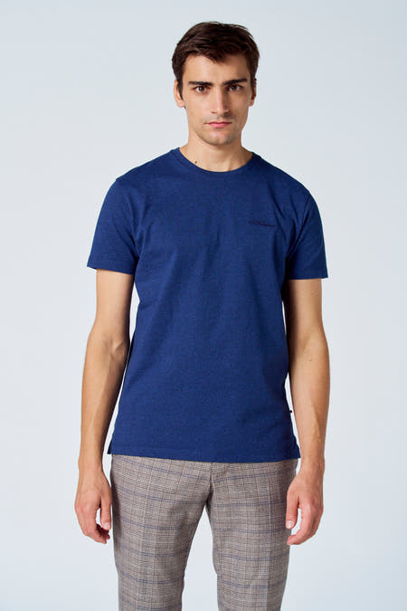 T-shirt bleu de Le Fabuleux Marcel de Bruxelles, à manches courtes et motif subtil, associé à un pantalon à carreaux.