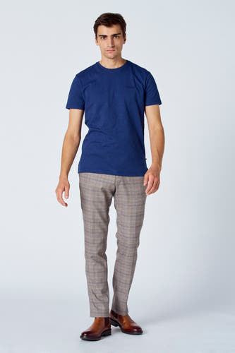 T-shirt bleu de Le Fabuleux Marcel de Bruxelles, combiné avec un pantalon à carreaux et des chaussures en cuir marron.