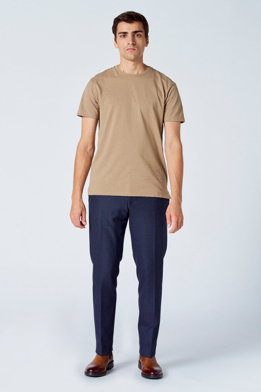 T-shirt beige de Le Fabuleux Marcel de Bruxelles, à manches courtes, combiné avec un pantalon bleu et des chaussures en cuir marron.