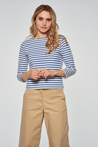T-shirt à manches trois-quarts rayé bleu de Le Fabuleux Marcel de Bruxelles, avec un pantalon beige.