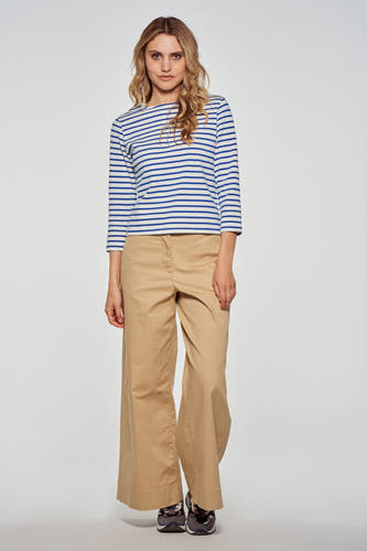 T-shirt bleu rayé à manches trois-quarts de Le Fabuleux Marcel de Bruxelles, associé à un pantalon beige décontracté et des baskets.