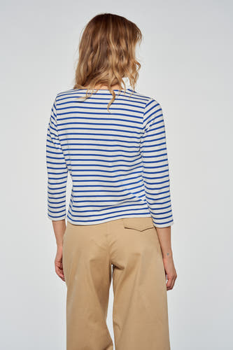 Blauw gestreept driekwart mouwen T-shirt van Le Fabuleux Marcel de Bruxelles, met beige broek.
