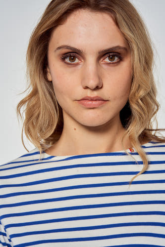T-shirt rayé bleu avec manches trois-quarts de Le Fabuleux Marcel de Bruxelles, avec une encolure ronde.
