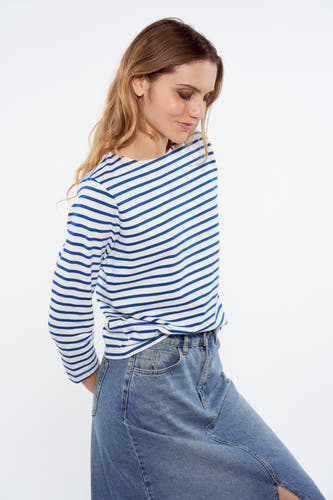 T-shirt bleu rayé à manches trois-quarts de Le Fabuleux Marcel de Bruxelles, porté avec une jupe en denim bleu.