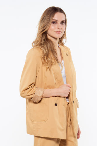 Blazer marron de Le Fabuleux Marcel de Bruxelles, avec fermeture à boutons et manches retroussées.