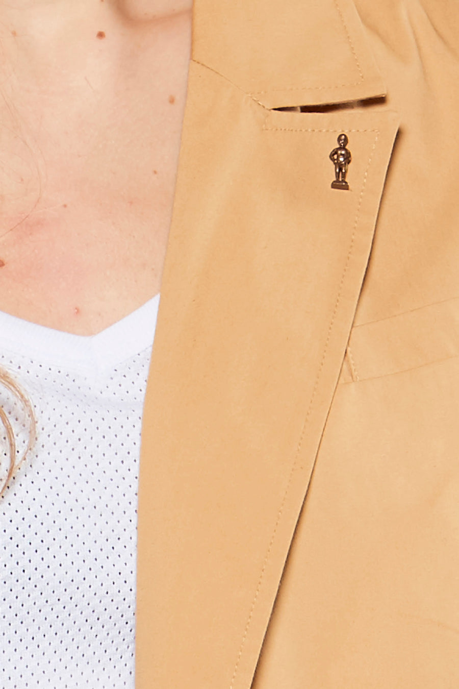 Blazer marron de Le Fabuleux Marcel de Bruxelles, avec broche en forme de Manneken Pis.