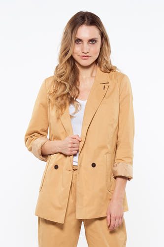 Blazer marron de Le Fabuleux Marcel de Bruxelles, avec col cravate et broche décorative.