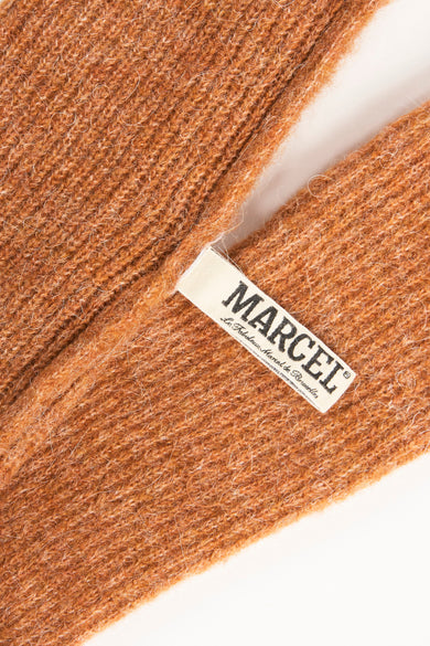 Chaussures de main brunes de Le Fabuleux Marcel de Bruxelles, avec une texture douce et tricotée et un étiquette.
