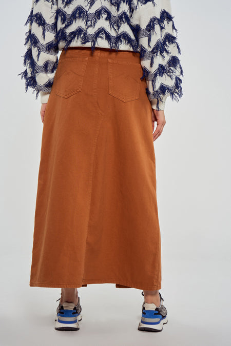 Long manteau brun de Le Fabuleux Marcel de Bruxelles, vu de derrière, associé à un pull tricoté.
