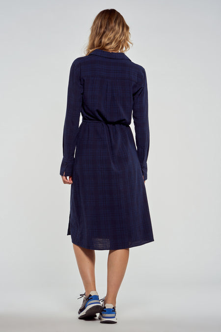 Robe bleue à longues manches de Le Fabuleux Marcel de Bruxelles, avec un motif à carreaux et une ceinture.