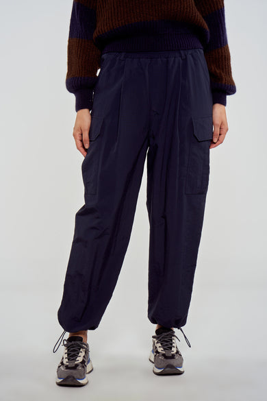 Pantalon cargo bleu de Le Fabuleux Marcel de Bruxelles, avec ce ce taille élastique et des poches cargo.