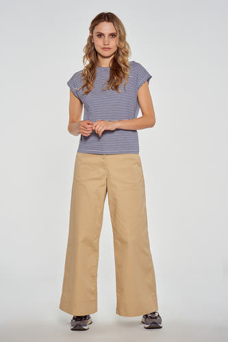 T-shirt rayé bleu de Le Fabuleux Marcel de Bruxelles, associé à un pantalon beige.