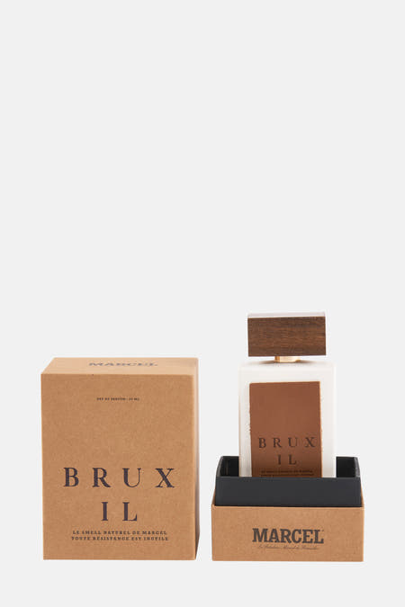 Parfum multicolore de Le Fabuleux Marcel de Bruxelles, présenté dans une boîte et un flacon avec des accents en bois.