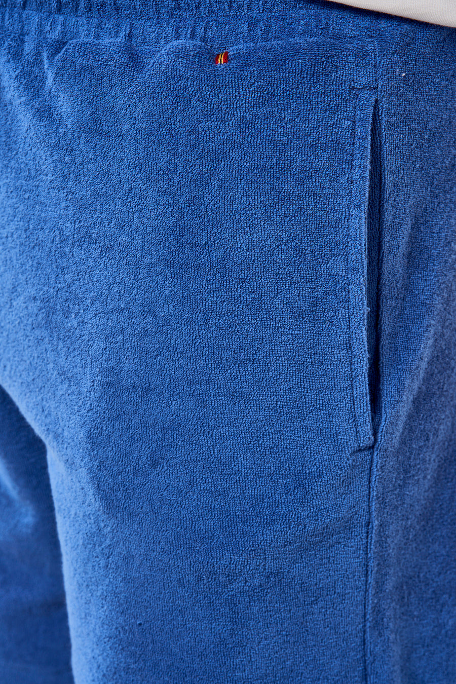 Bleu court de Le Fabuleux Marcel de Bruxelles, avec poche et texture en laine.
