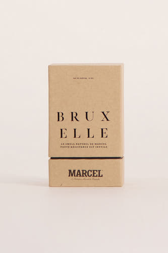 Parfum multicolore de Le Fabuleux Marcel de Bruxelles, avec le texte "Bruxelle" dans un caractère élégant sur une boîte en papier marron.