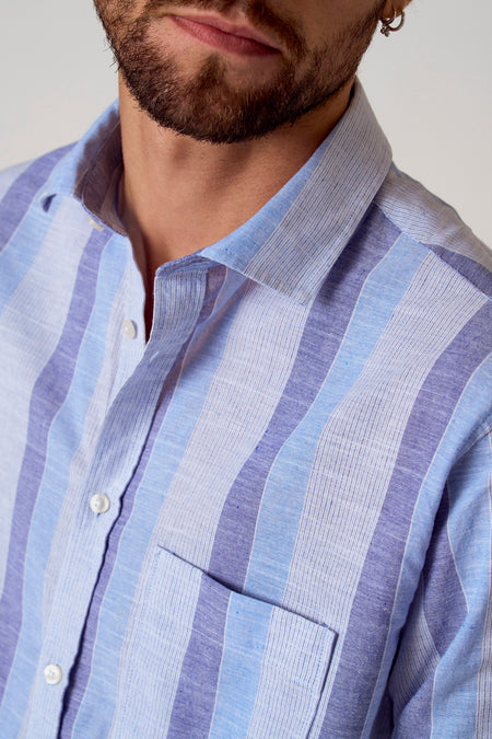 Chemise bleue rayée à manches courtes de Le Fabuleux Marcel de Bruxelles, avec poche poitrine et fermeture à boutons, gros plan.