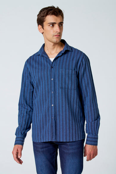 Chemise bleue à manches longues de Le Fabuleux Marcel de Bruxelles, avec des rayures verticales et une poche po.