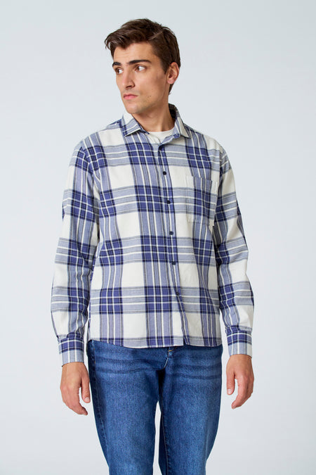 Chemise multicolore à longues manches de Le Fabuleux Marcel de Bruxelles, avec un motif à carreaux et associée à des jeans.