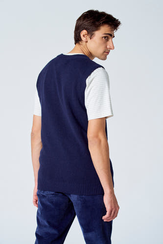 T-shirt bleu de Le Fabuleux Marcel de Bruxelles, porté sur un chemisier rayé et un pantalon en côtes.