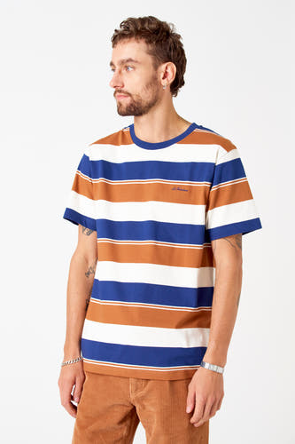 T-shirt multicolore à manches courtes de Le Fabuleux Marcel de Bruxelles, avec des rayures horizontales et porté avec un pantalon corduroy.