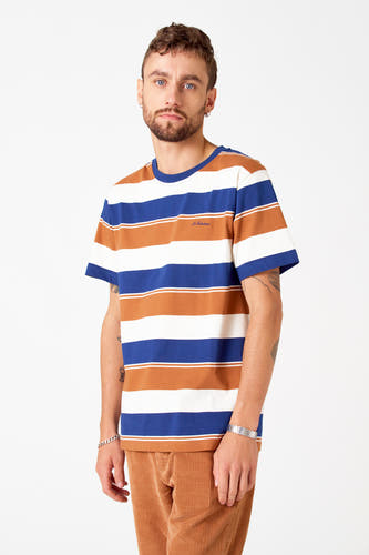 Multikleurig T-shirt met korte mouwen van Le Fabuleux Marcel de Bruxelles, met horizontale strepen en gedragen met een corduroy broek.
