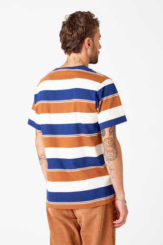 T-shirt multicolore à manches courtes de Le Fabuleux Marcel de Bruxelles, avec des rayures horizontales et un pantalon corduroy.