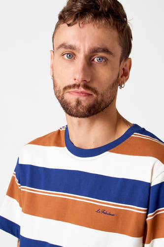 T-shirt multicolore à manches courtes de Le Fabuleux Marcel de Bruxelles, avec un motif rayé en bleu, marron et blanc.
