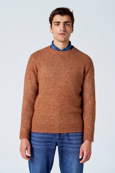 Pull marron avec col rond de Le Fabuleux Marcel de Bruxelles, dos, combiné à des jeans bleus et un chemisier rayé.