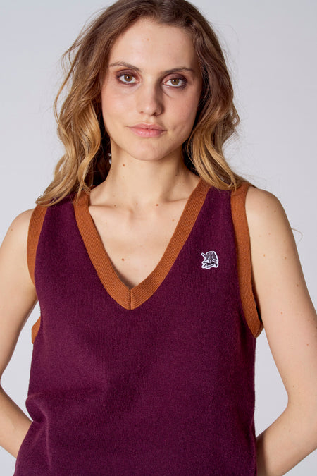 Débardeur bordeaux avec col en V marron de Le Fabuleux Marcel de Bruxelles, tricoté avec petit logo blanc sur la poitrine, vue de face du modèle