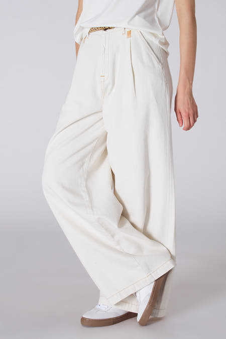 Jean blanc Le Le Fabuleux Marcel Marcel de,, avec pl pl et et des accents bruns, associé à des baskets blanches.