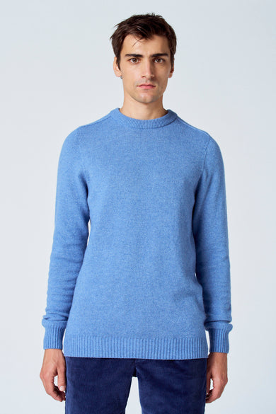 T-shirt bleu avec col rond de Le Fabuleux Marcel de Bruxelles, vu sur le dos, avec un bord côtelé et des manches.