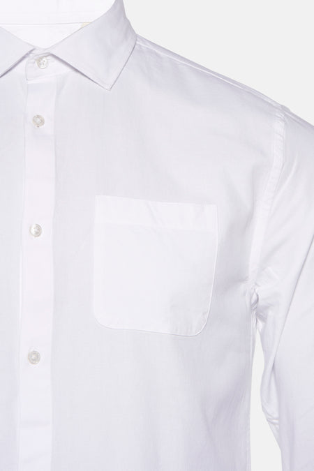 Chemise blanche à manches longues de Le Fabuleux Marcel de Bruxelles, col classique, poche poitrine et boutons brillants, vue rapprochée de face
