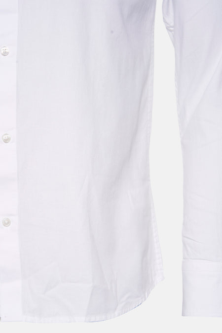 Chemise blanche à manches longues de Le Fabuleux Marcel de Bruxelles, texture fine en coton, fermeture à boutons, détail en gros plan