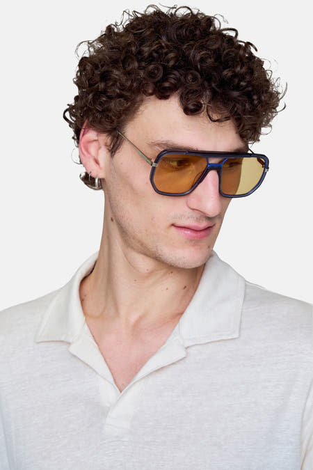 Lunettes de soleil bleues de Le Fabuleux Marcel de Bruxelles, avec des verres carrés et des détails couleur argent.