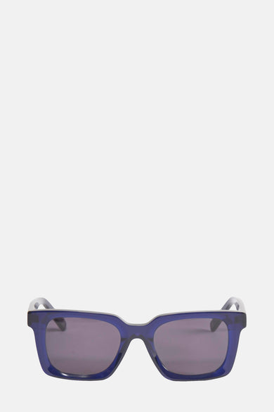 Lunettes de soleil bleues de Le Fabuleux Marcel de Bruxelles, avec un cadre rectangulaire et des verres foncés.