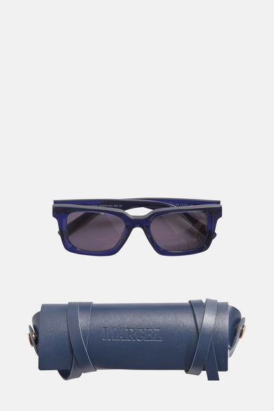 Lunettes de soleil bleues de Le Fabuleux Marcel de Bruxelles, avec un étui à lunettes bleu foncé assorti et des sangles en cuir.