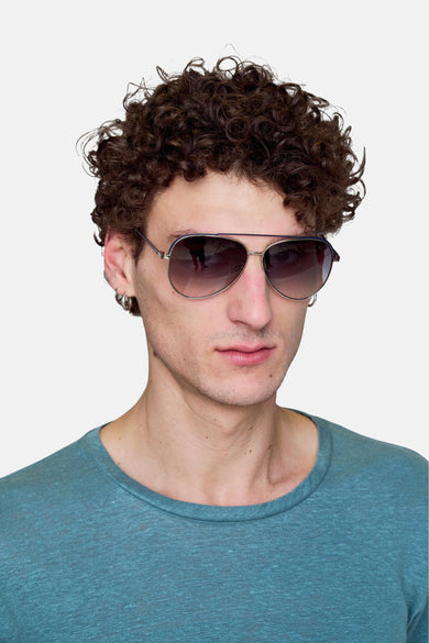 Lunettes de soleil en argent de Le Fabuleux Marcel de Bruxelles, avec des verres teintés foncés et un cadre argenté.